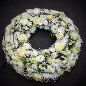 Couronne funéraire de fleurs blanches
