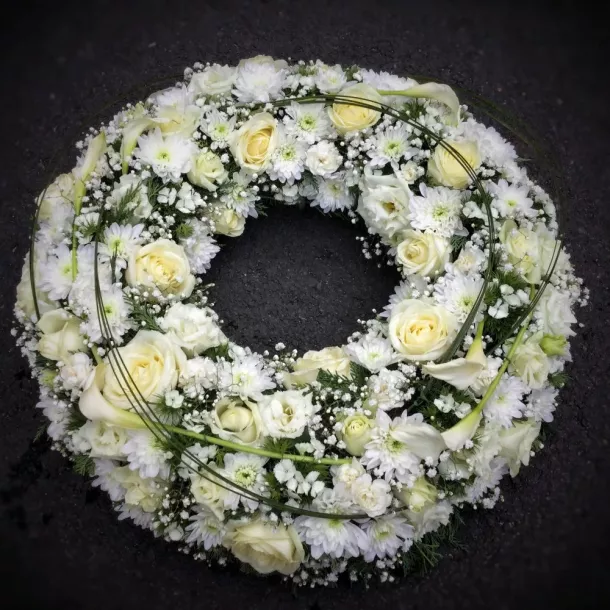 Couronne funéraire de fleurs blanches